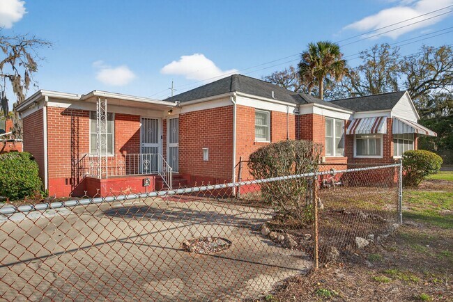 Building Photo - Spacious 3-Bedroom Corner Home with Garage & Private Courtyard