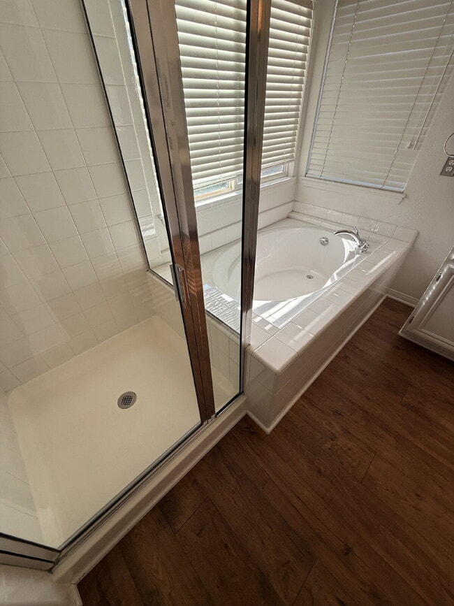 Building Photo - Spacious 5-Bed Family Home w/ 3-Car Garage Near Top Schools in Orange Crest.  One large bedroom a...