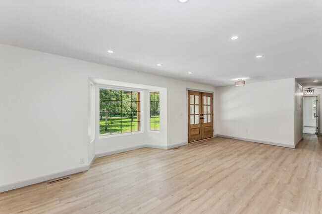 Building Photo - 2243 N Lynnwood Dr