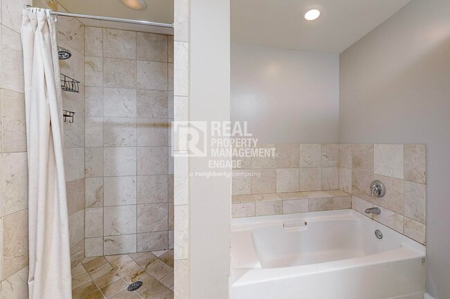 Building Photo - 2 Bedroom Condo Available for Rent in the ...