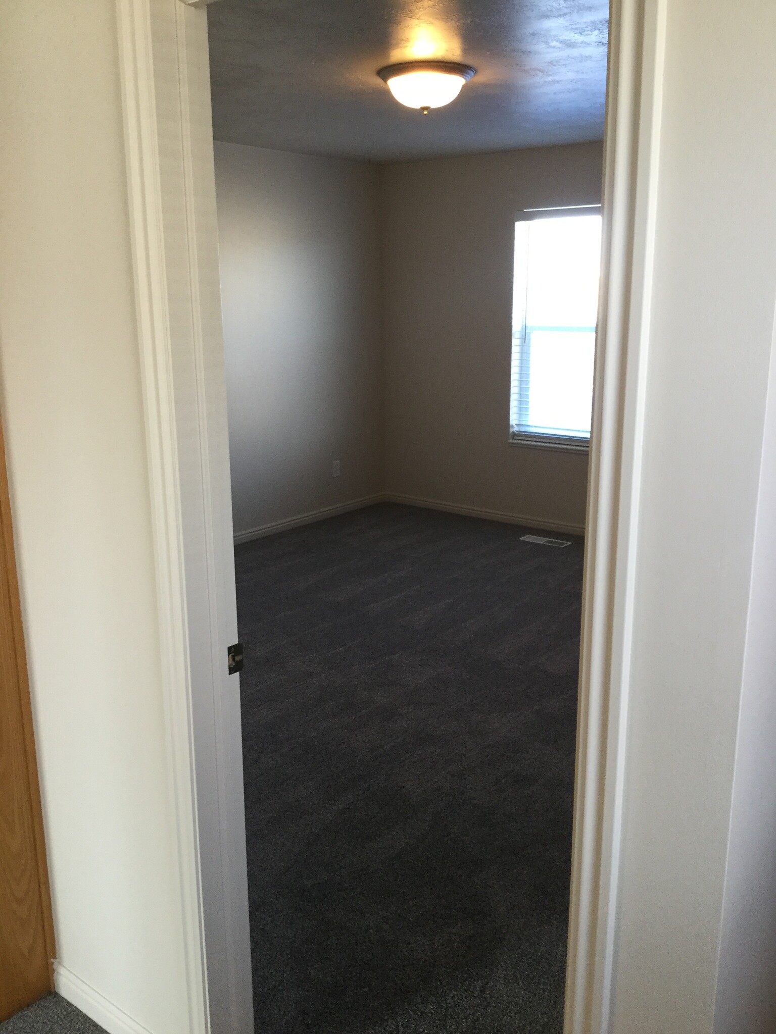 Building Photo - 479 Raven Way