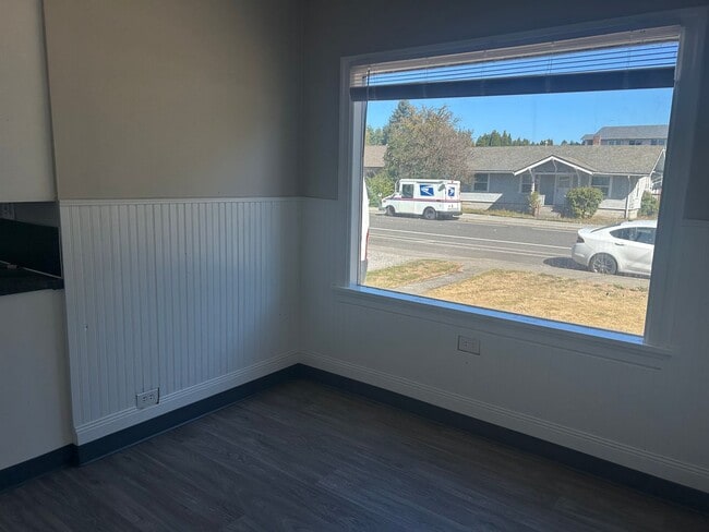 Building Photo - Charming 3 Bedroom Home