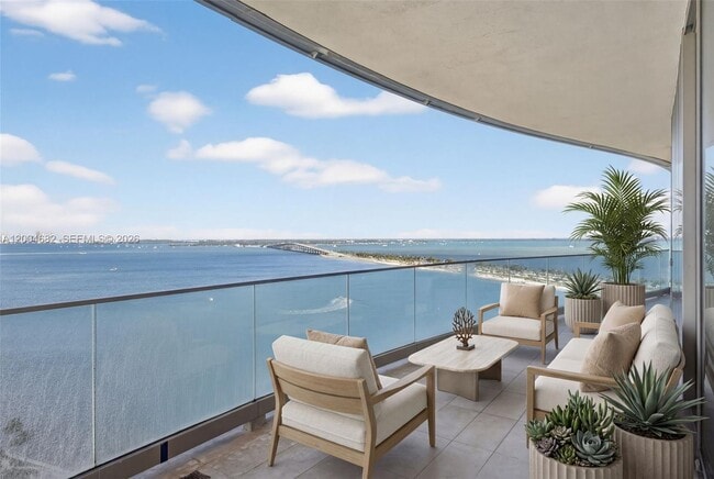 Building Photo - 175 SE 25th Rd