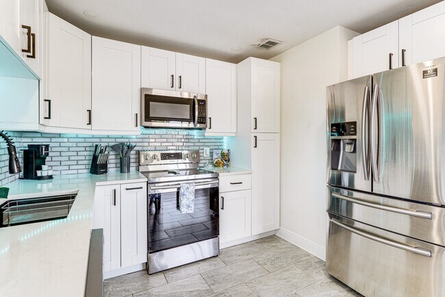 Building Photo - 3022 W Frierson Ave