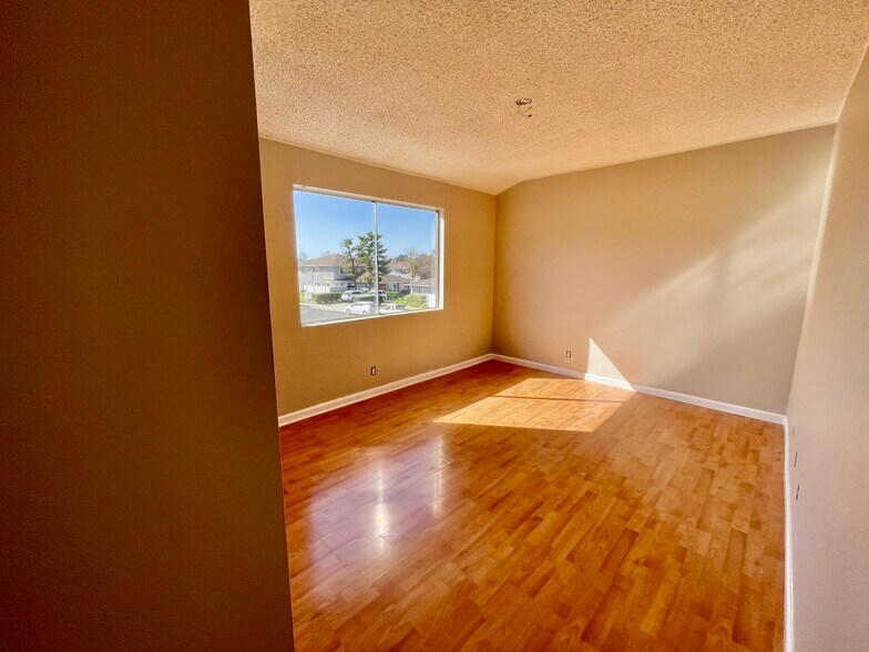 Building Photo - 28164 Robin Ave