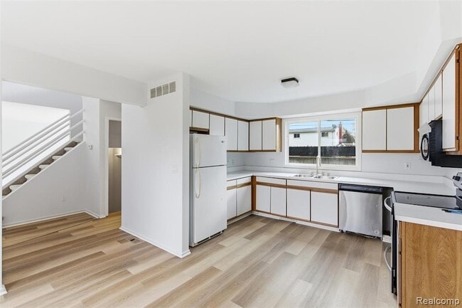 Building Photo - 5186 E 14 Mile Rd