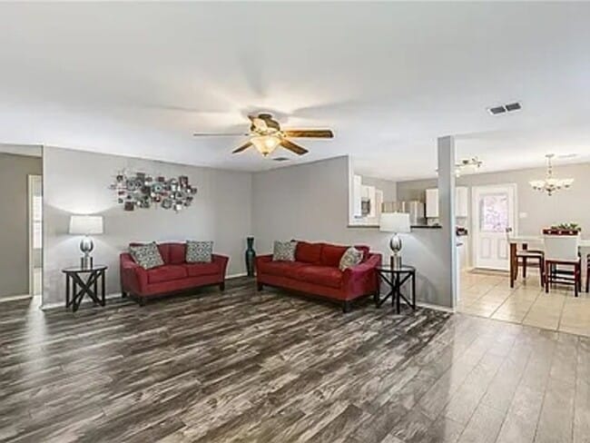 Building Photo - 3 Bedroom 2 bath home!