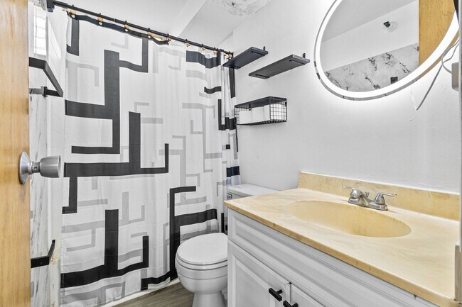 Building Photo - Welcome to your urban oasis!