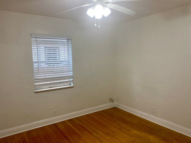 Building Photo - Euclid/Woodlawn Roommate Dream 4/3 home