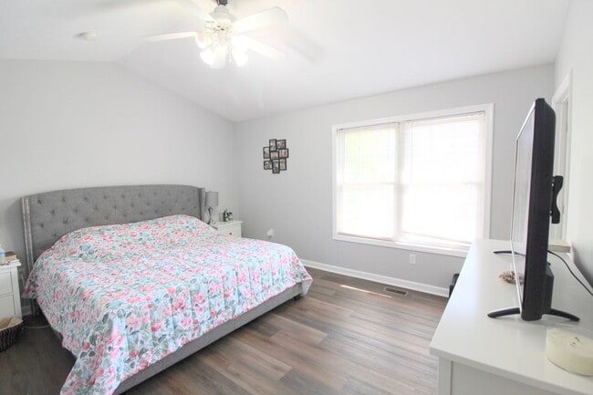 Building Photo - Large townhome with garage for rent in Taylor Springs!
