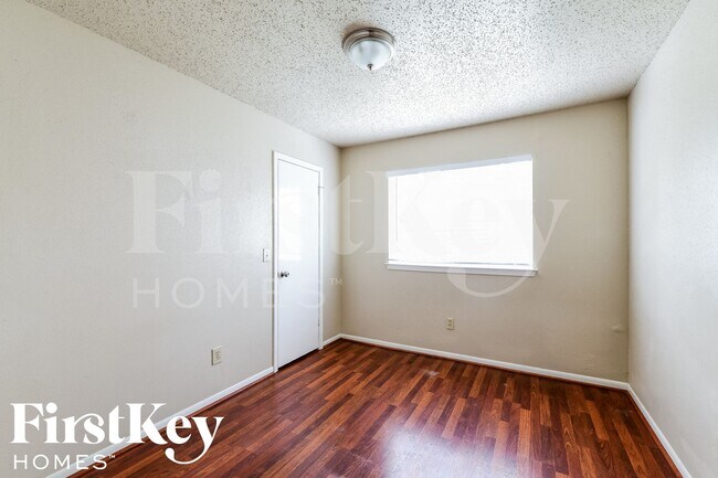 Building Photo - 21407 Highland Knolls Dr