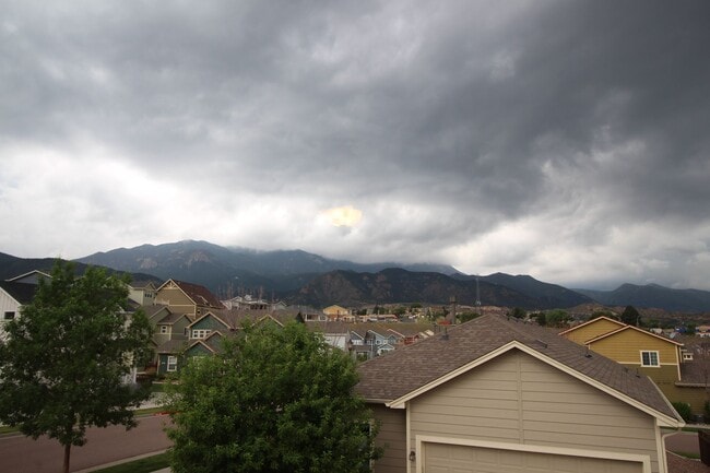 Building Photo - Beautiful 3bdrm 3bath home in Gold Hill Mesa