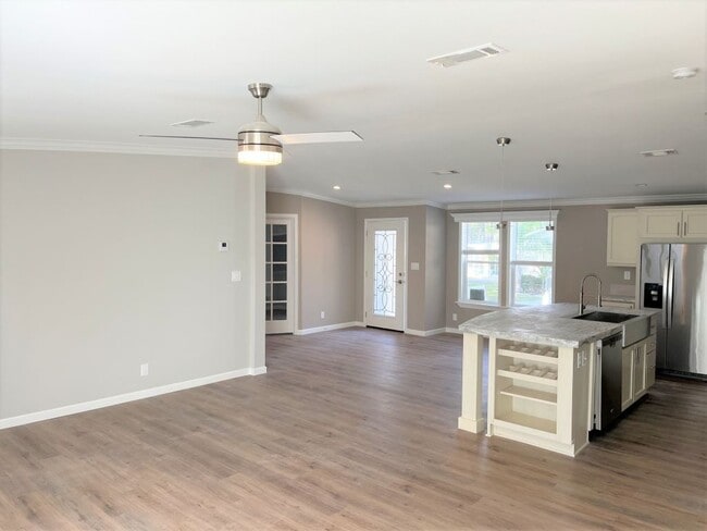 Building Photo - 1077 Cloverleaf Cir