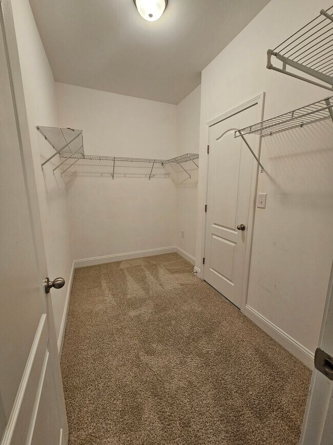 Building Photo - NEW LISTING!!!!!