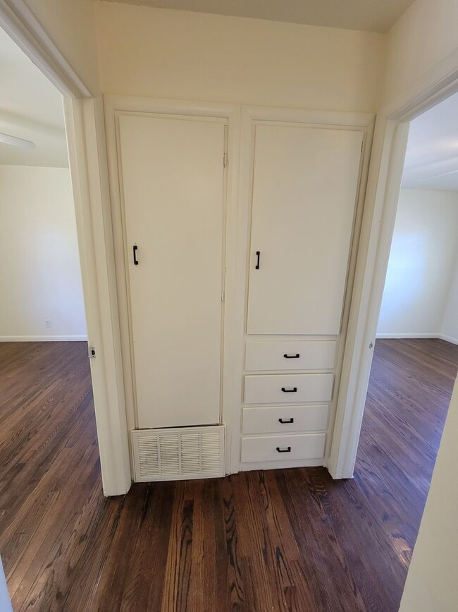 Building Photo - 3 bed move in ready!