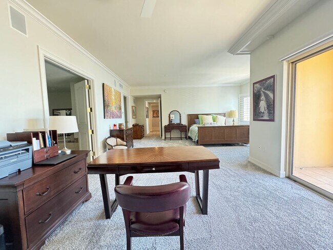 Building Photo - Seasonal/short term 3/2 renovated Ritz Carlton beauty with long water views
