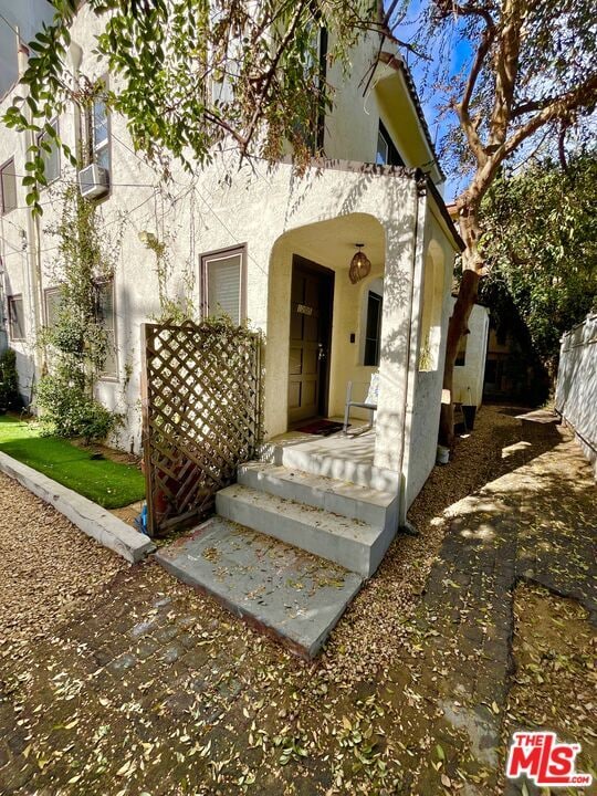 Building Photo - 1205 N Orange Grove Ave