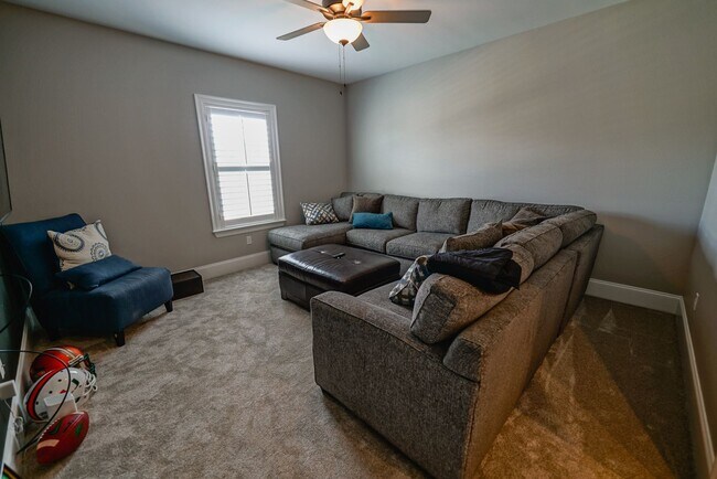 Building Photo - Available end of January in beautiful Summ...