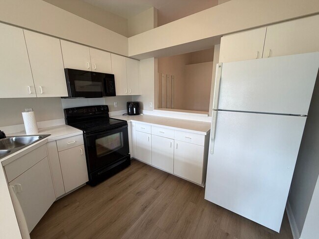 Building Photo - ANNUAL RENTAL - 2 BED / 2 BATH AT REGENT PARK