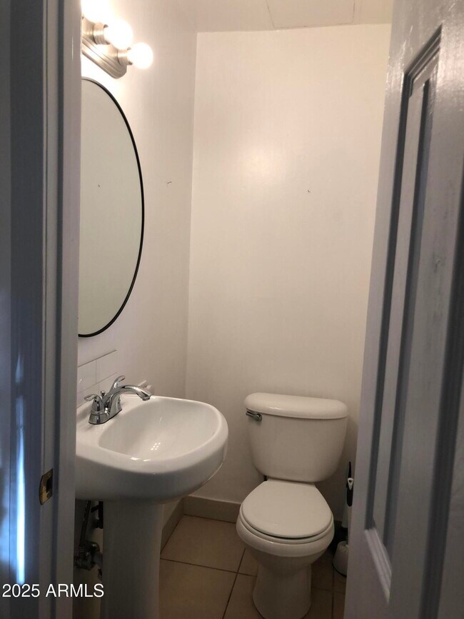 Building Photo - 2025 S Granada Dr