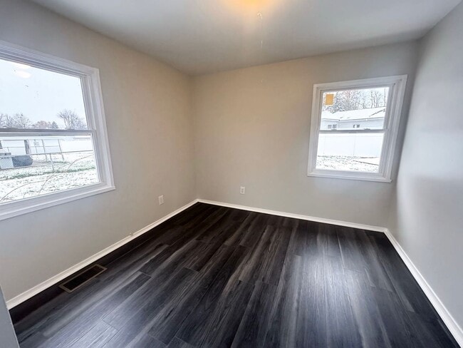 Building Photo - 3 Bedroom House