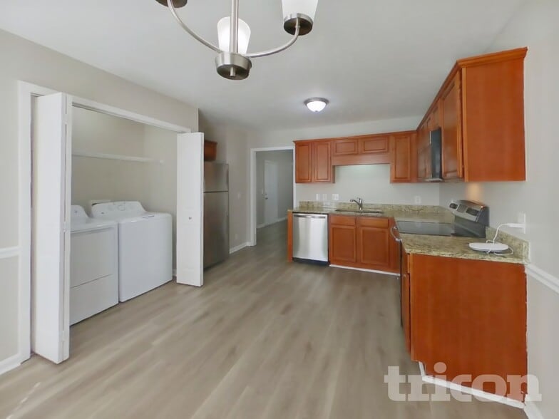 Building Photo - 996 Tom Hailey Blvd