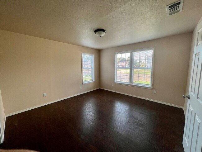 Building Photo - Beautiful Remodel Close to TTU