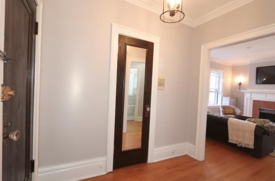 Foyer - 224 N Oak Park Ave