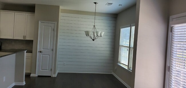 Building Photo - "Charming 3-Bedroom Retreat with 2.5 Baths in Charlotte's Heart – Spacious 1880 Sq Ft Gem!"
