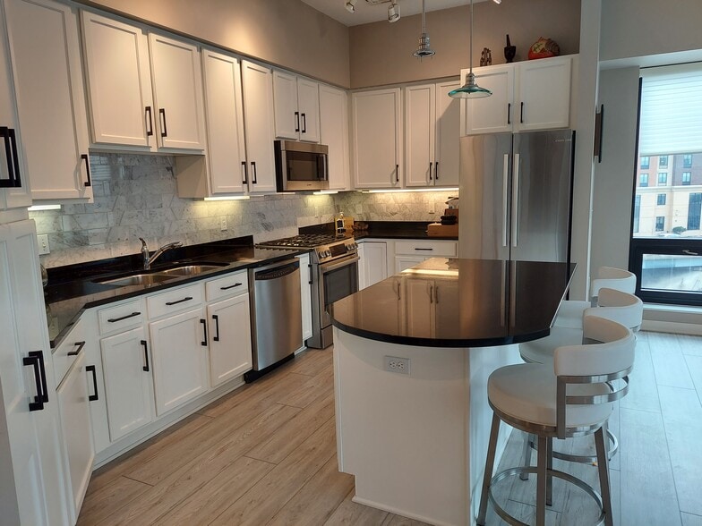 Island/Breakfast Bar - 500 E Grant St