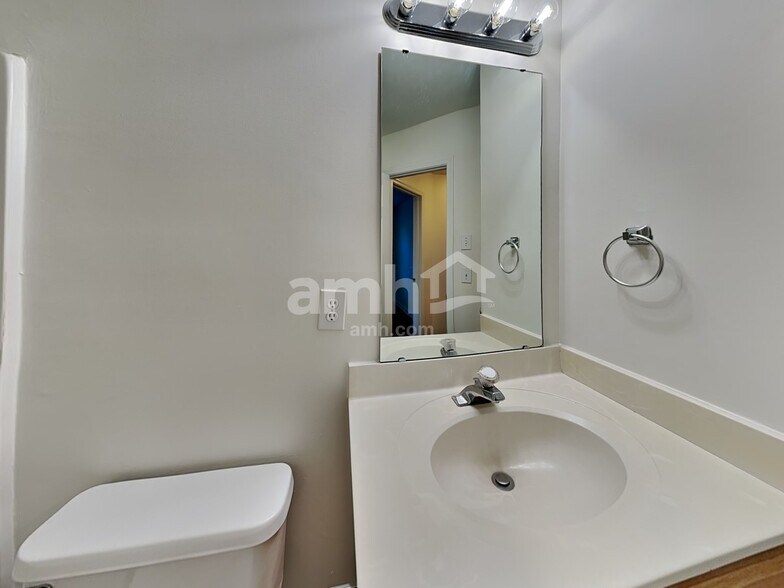 Building Photo - 1305 Groveland Trl