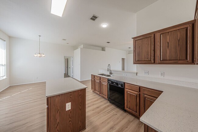 Building Photo - 3 Bedroom 2 Bath Home