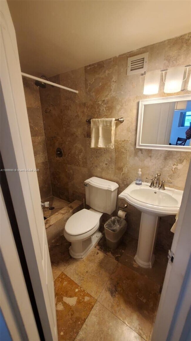 Building Photo - 999 Brickell Bay Dr