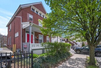 Building Photo - 4 bedrooms, 2 bathrooms, legal for 8 people