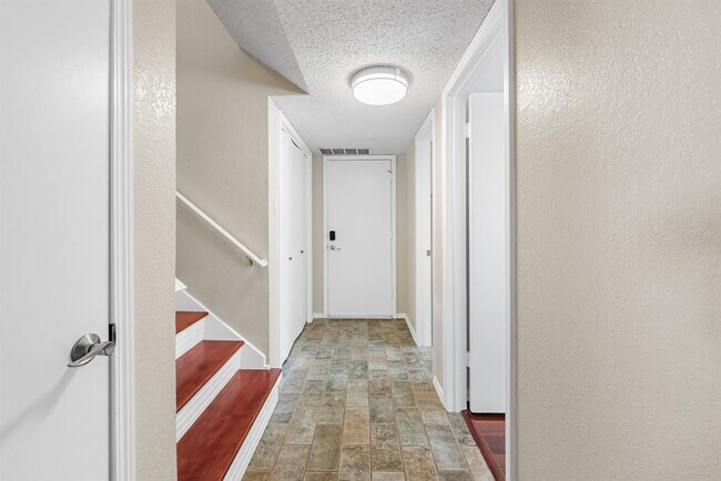 Building Photo - 8303 Wexford Dr