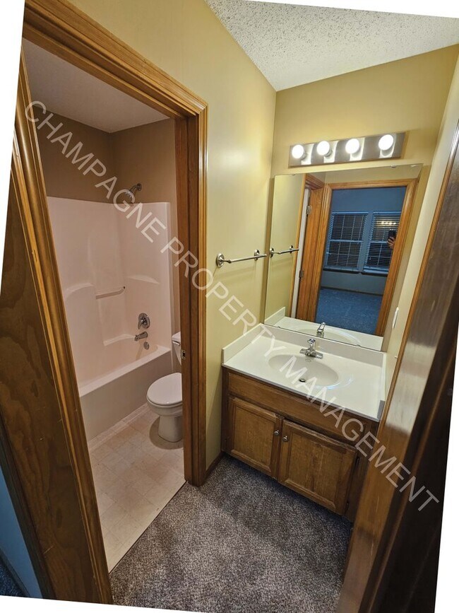 Building Photo - 6524/6528 NE 44th St