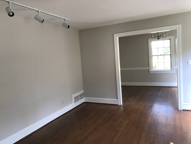 Building Photo - 3620 Fernwood Dr