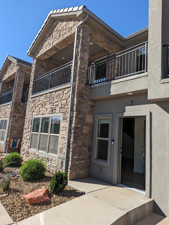 Primary Photo - Azalea Townhome Poolside Living 3 Bed 2.5 ...