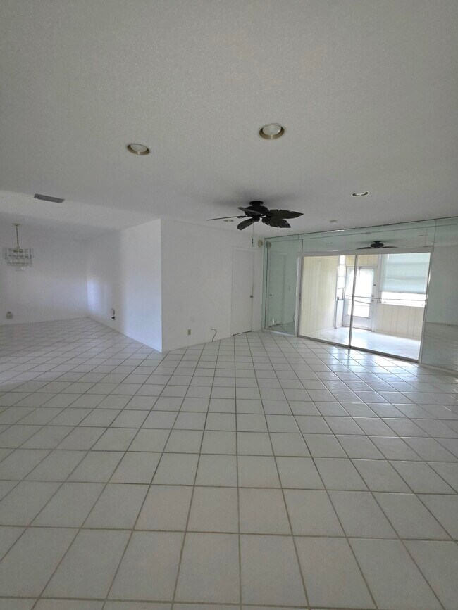 Building Photo - 163 Lake Gloria Dr