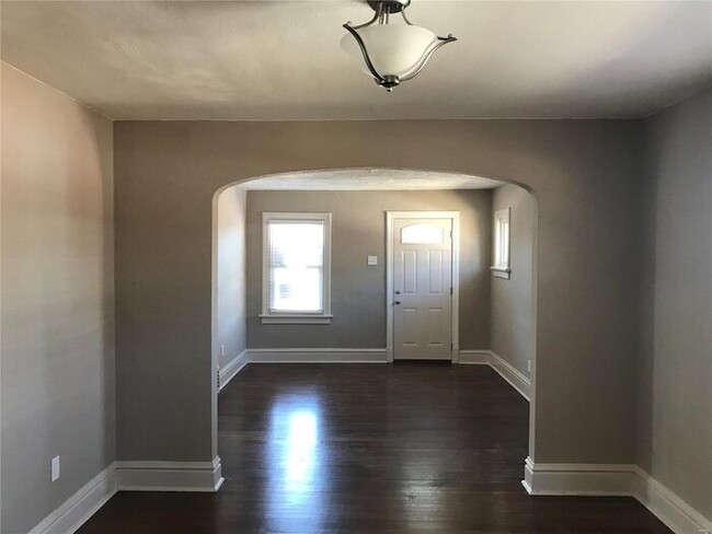 Building Photo - Fantastic 2bd/1ba home! Coming soon!