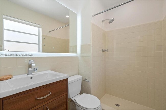 Building Photo - 1033 W 47th St