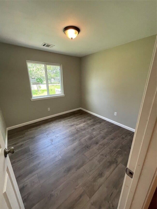 Building Photo - 2734 Ash Rd