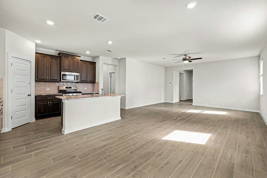 Building Photo - 2725 Stone Branch Dr