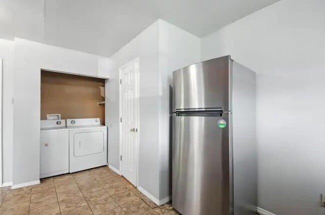 Building Photo - 2584 Deming Ave