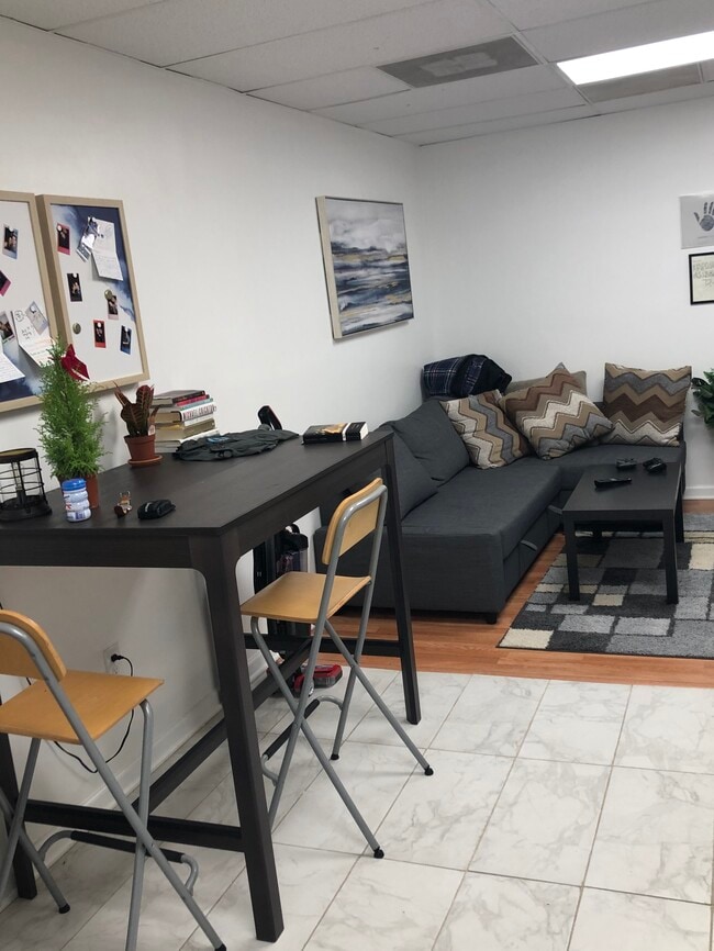 Virtual Furnishing Inspiration The photos shown illustrate how a previous tenant furnished the apart - 353 High St