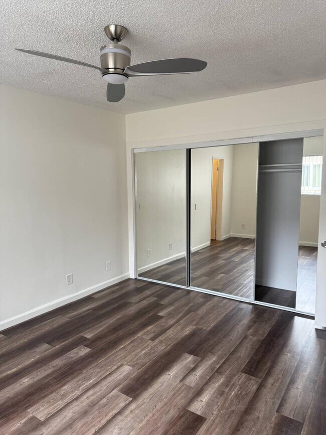Building Photo - 2.0 bedroom in West Hollywood California 9...