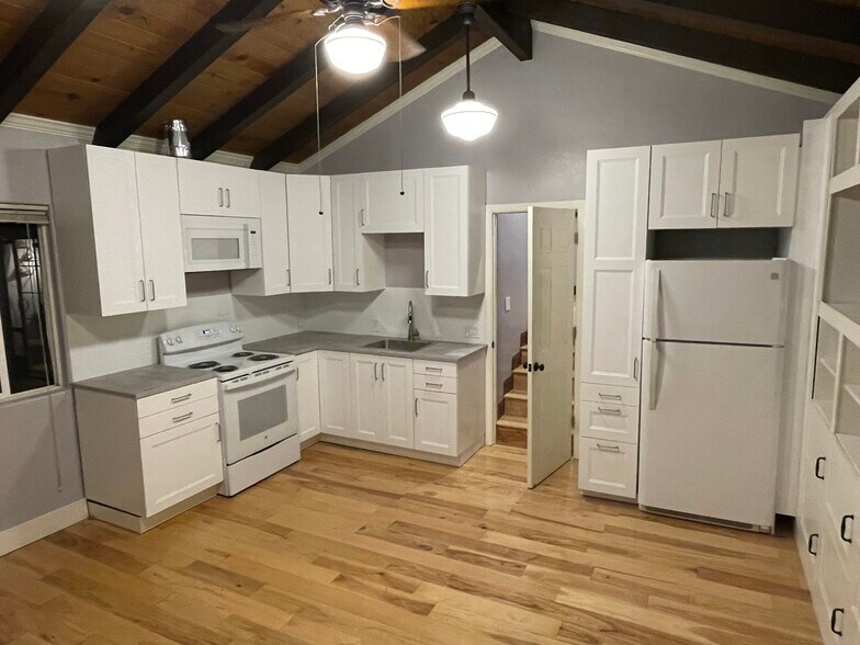 Building Photo - 102 Ash Way