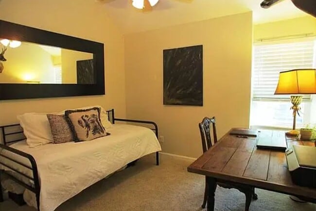 Building Photo - 3 bed 2.5 bath, Walk to Blakeney