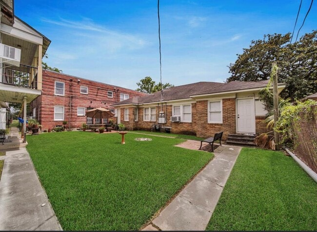 Building Photo - 4823 Rusk St #2