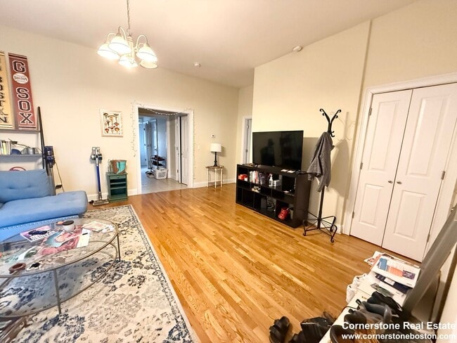 Building Photo - Nice and Spacious 2BR in Fort Hill!